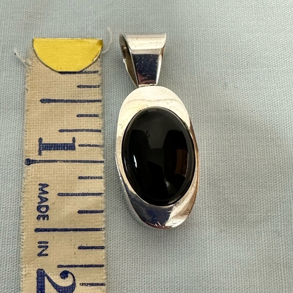 Sterling silver pendant with black stone - Picture 2 of 3